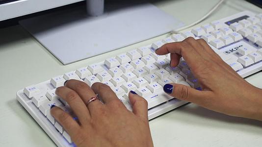 女性敲键盘打字办公视频的预览图