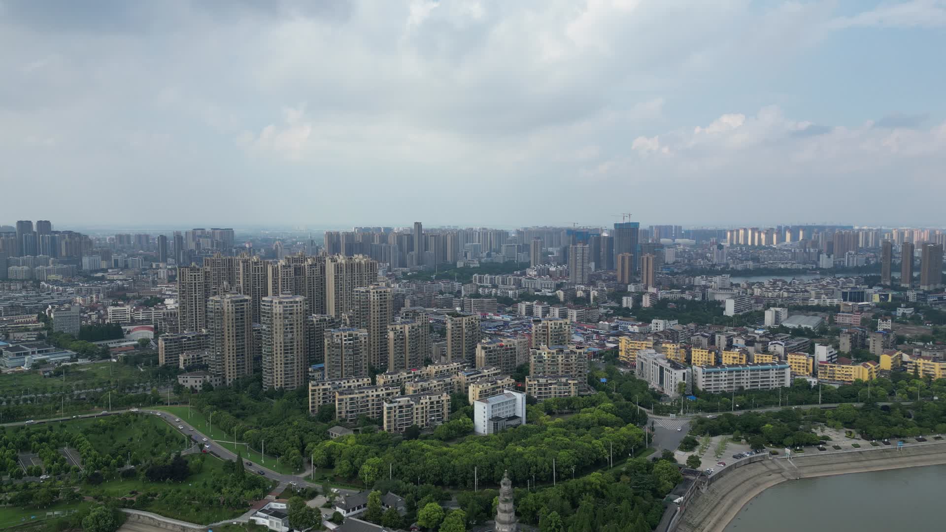 城市航拍湖北荆州城市蓝天白云天际线视频的预览图