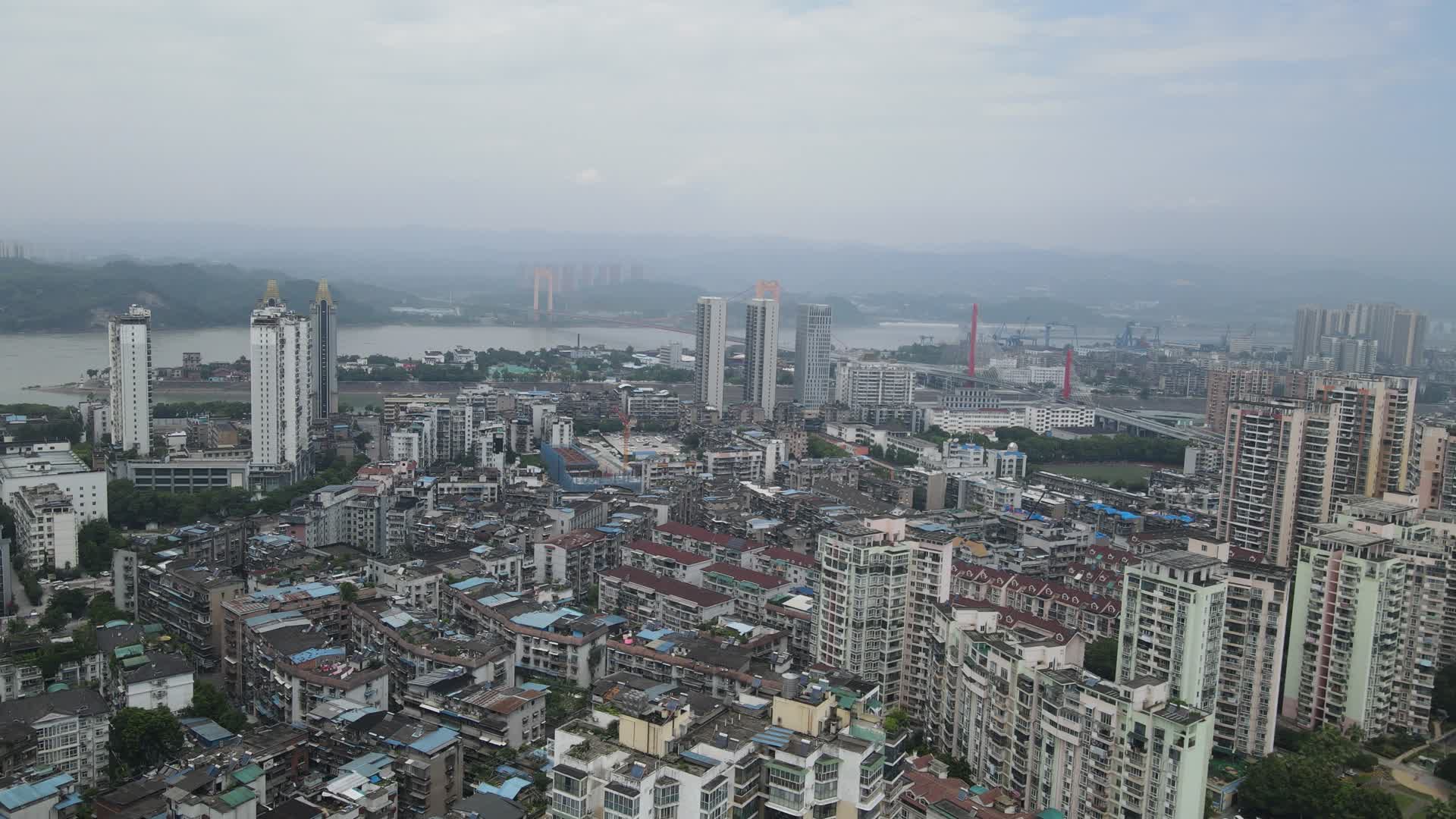 航拍湖北宜昌城市天际线视频的预览图