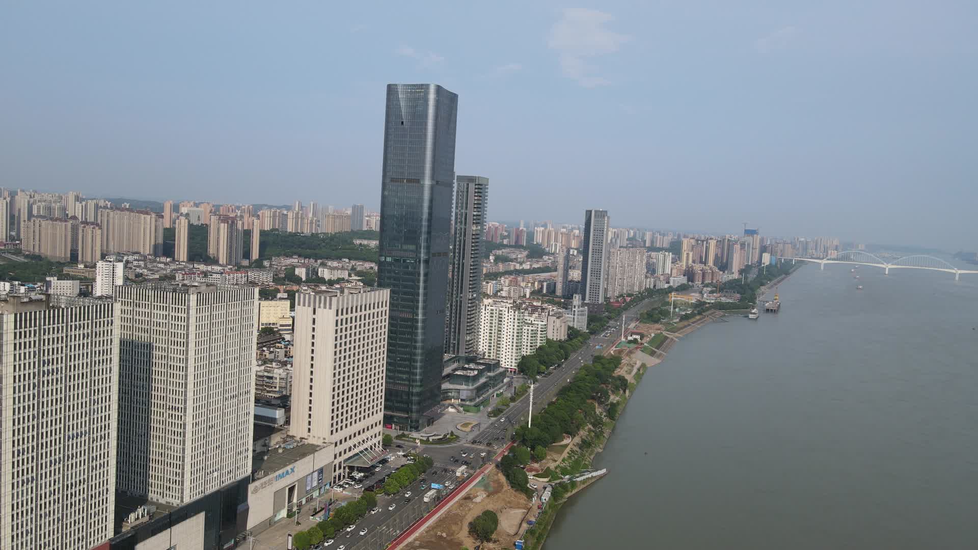 城市航拍湖北宜昌沿江大道万达广场宜昌国际广场视频的预览图