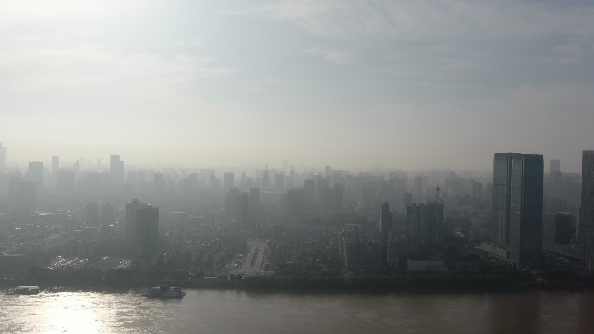 航拍迷雾下的星城长沙视频的预览图