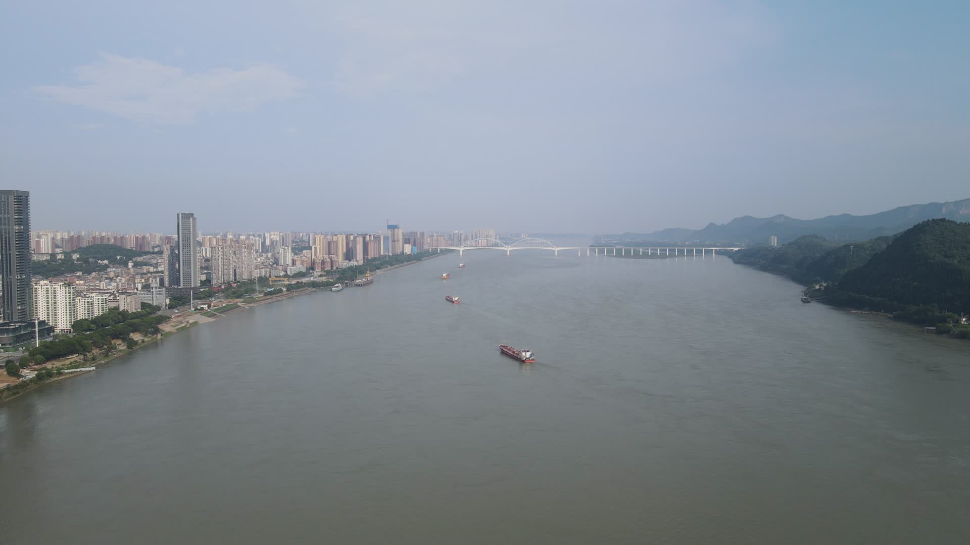 航拍湖北宜昌城市长江风光视频的预览图