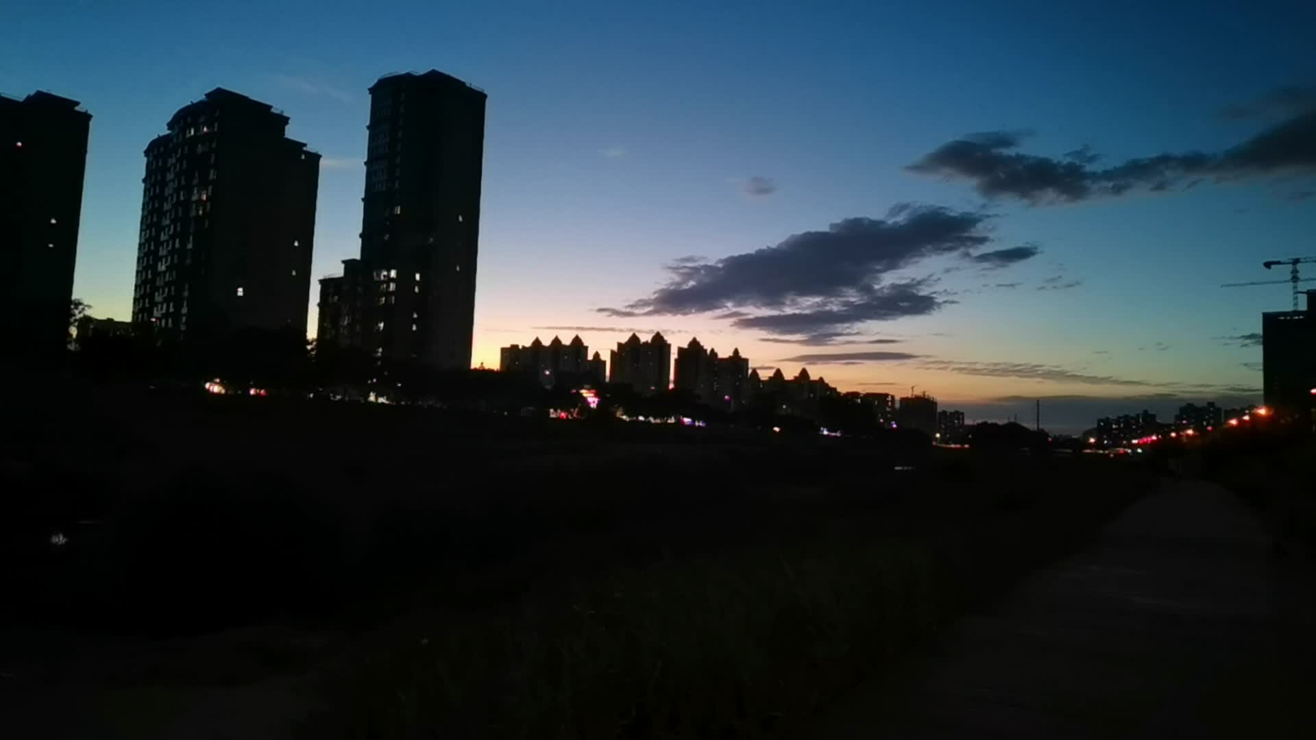 夜幕下的西安雁鸣湖公园高端住宅视频的预览图