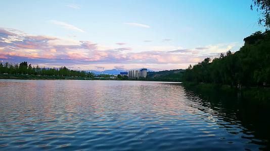 西安雁鸣湖公园湖畔晚霞视频的预览图
