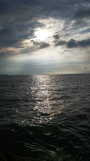 湖面日落晚霞彩云实拍视频的预览图