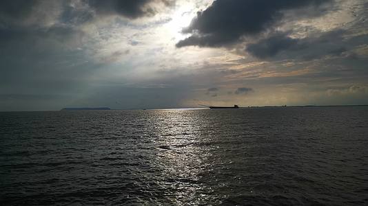 湖面日落晚霞彩云实拍视频的预览图