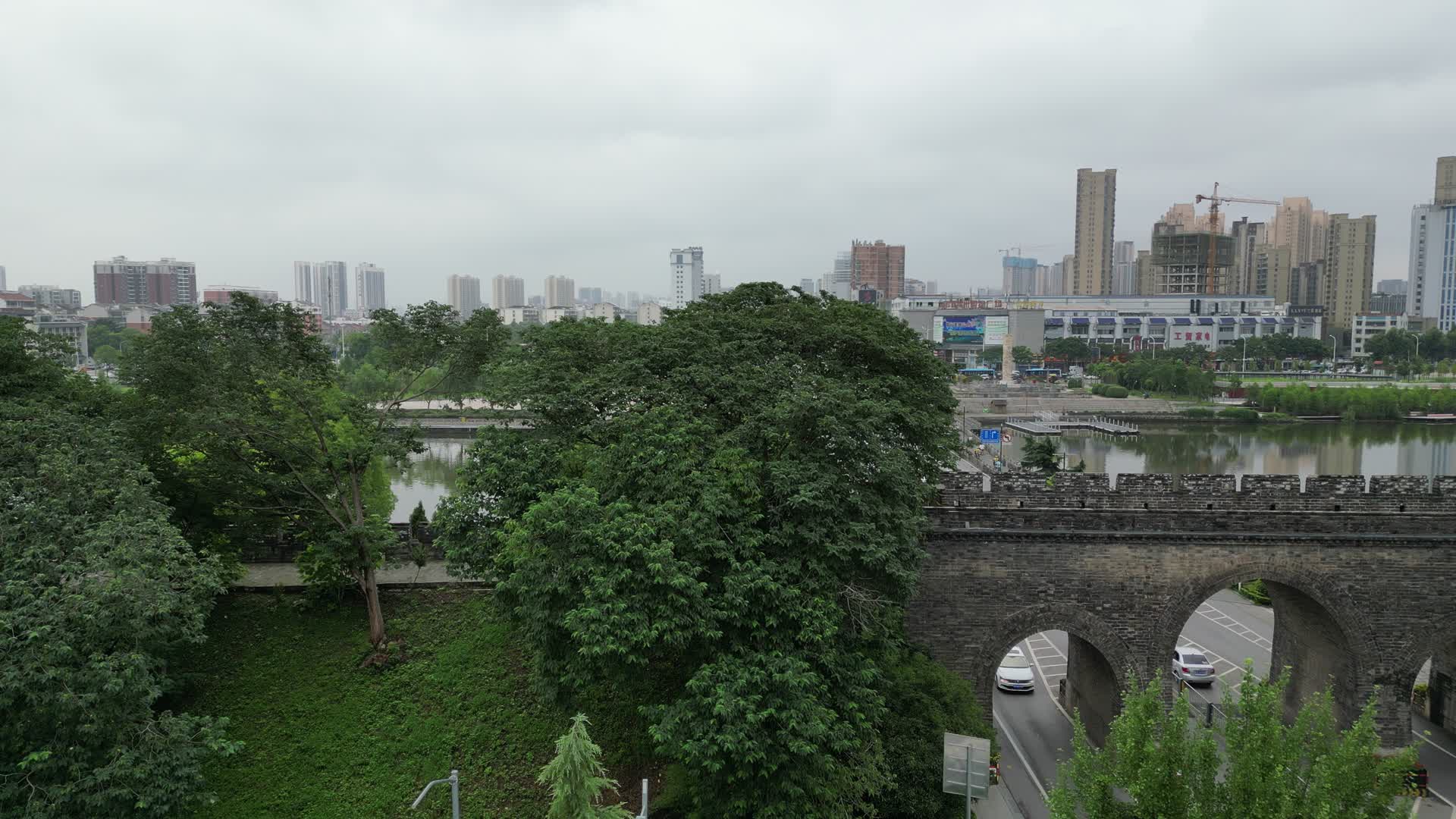 旅游景区湖北荆州古城古城门航拍视频的预览图