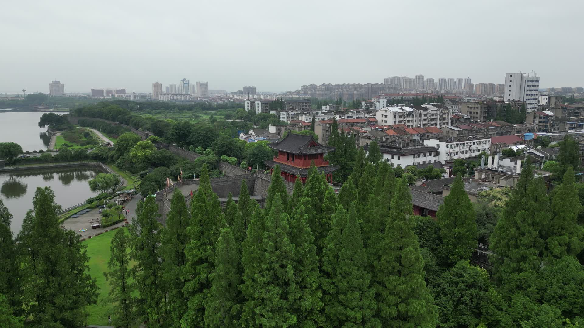 旅游景区湖北荆州古城东门风景区航拍视频的预览图