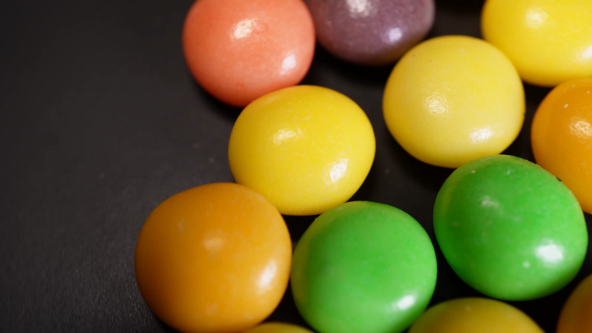 彩虹糖巧克力豆糖果视频的预览图