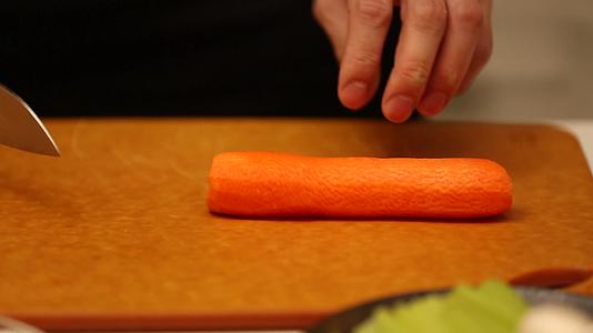 镜头合集菜刀切胡萝卜视频的预览图