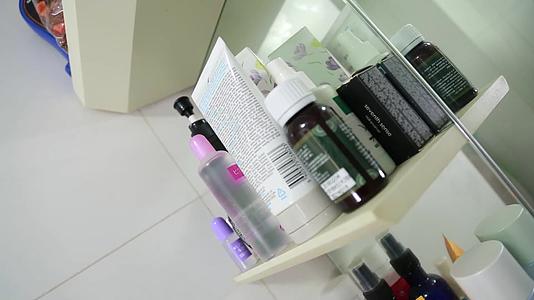 镜头合集化妆台盥洗池化妆品保养品视频的预览图