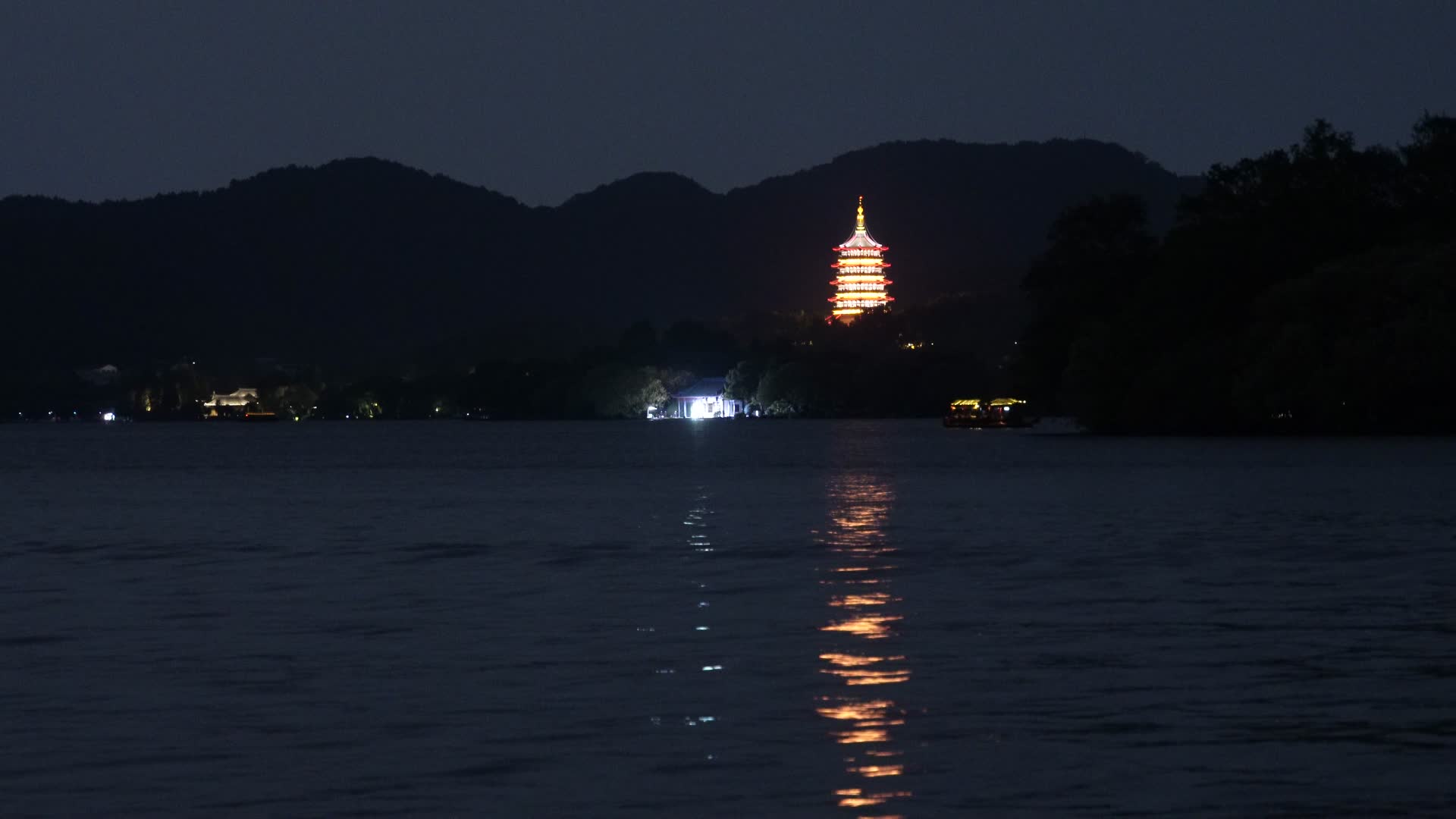 杭州西湖景区雷峰塔夜景视频的预览图