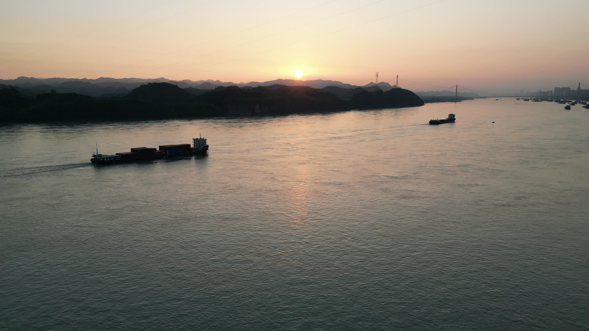 夕阳晚霞中的船只航拍视频的预览图