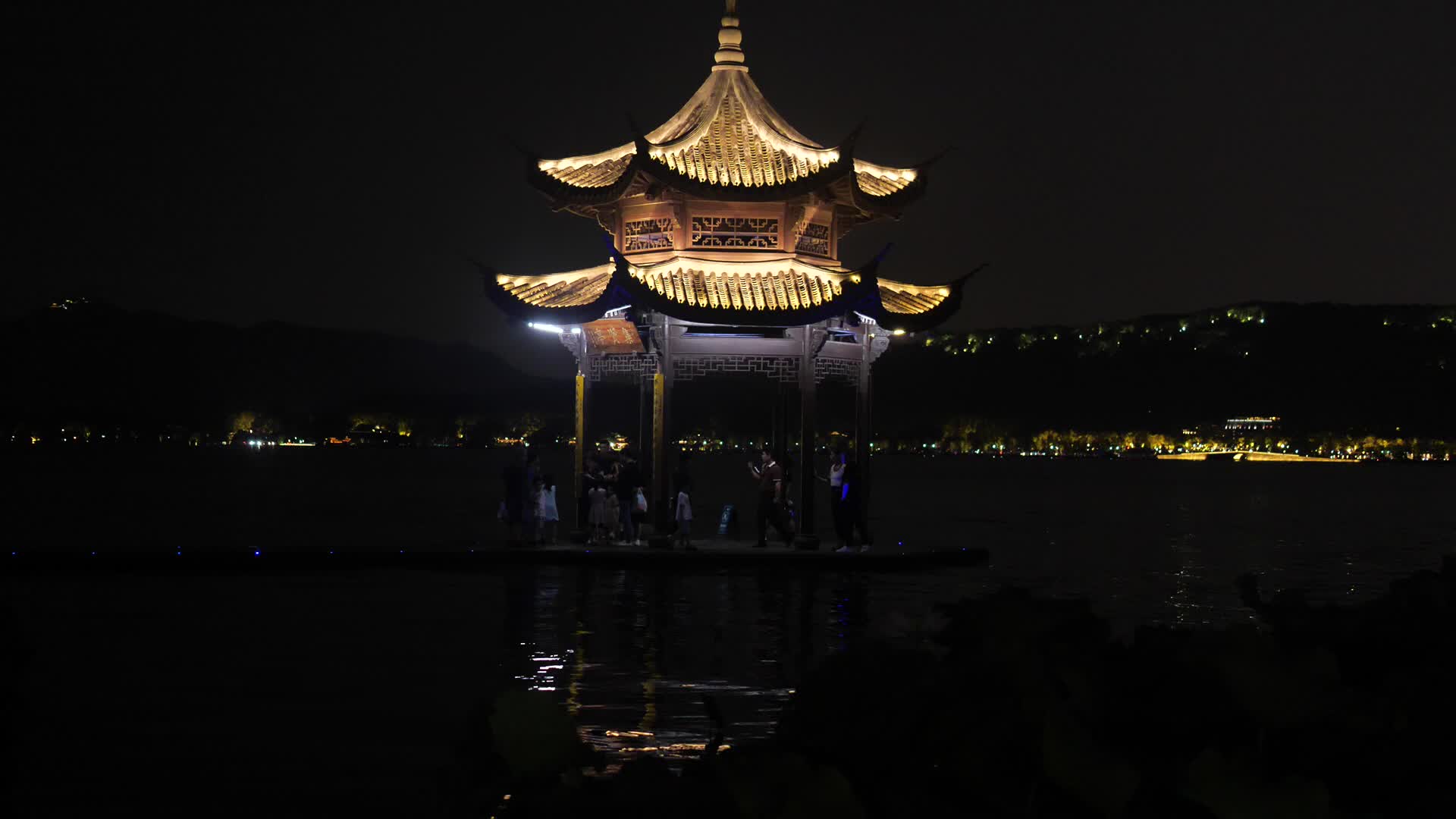杭州西湖景区集贤亭夜景视频的预览图