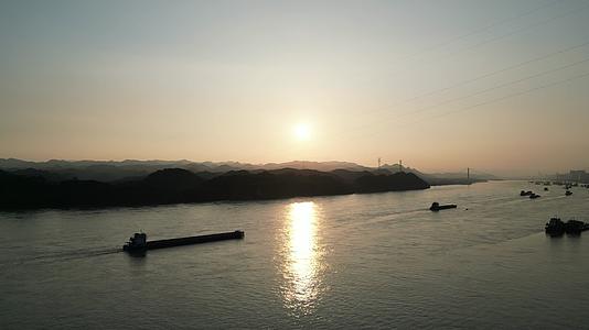 长江日落晚霞繁忙船只航拍视频的预览图