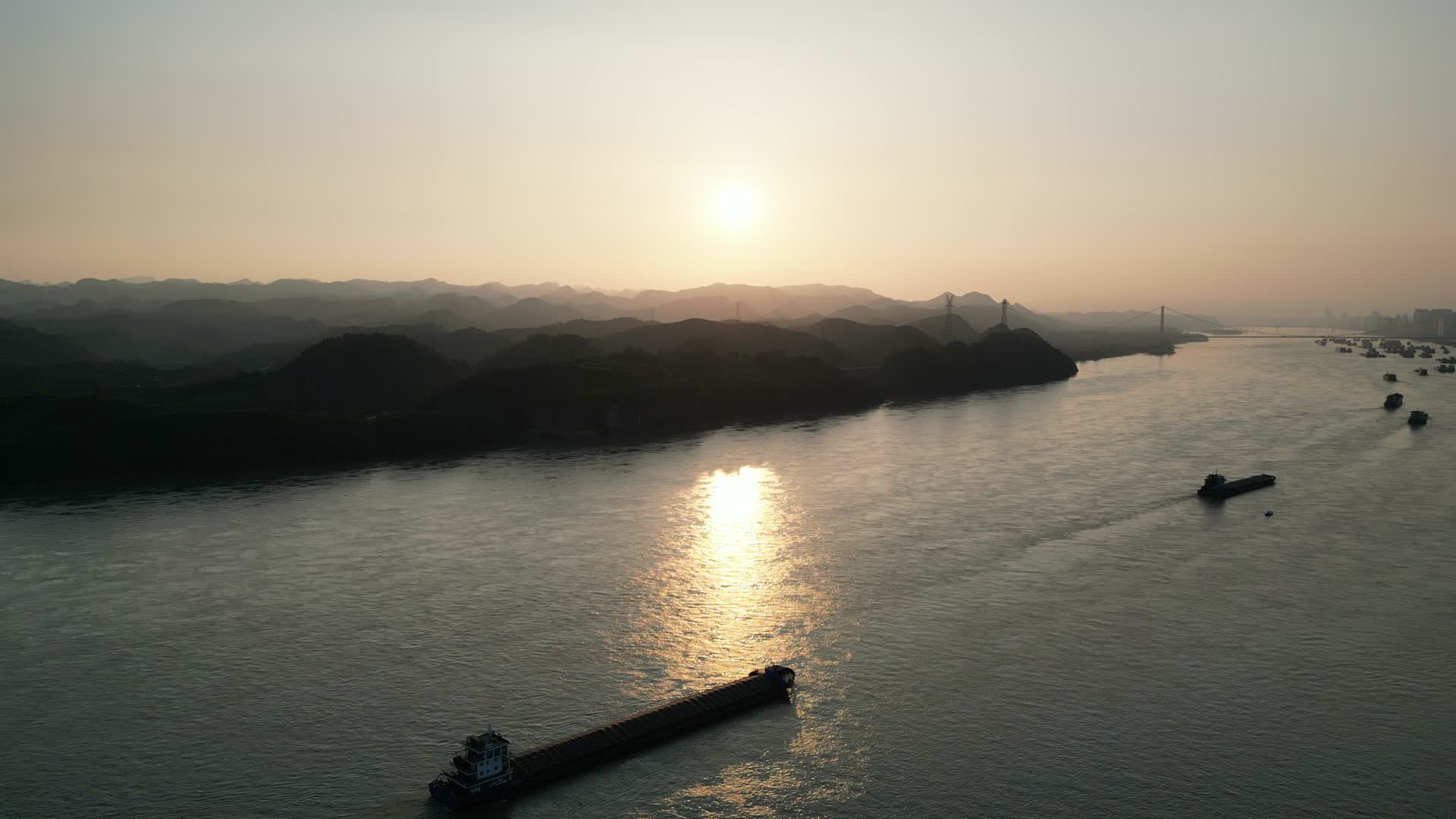 长江日落晚霞繁忙船只航拍视频的预览图