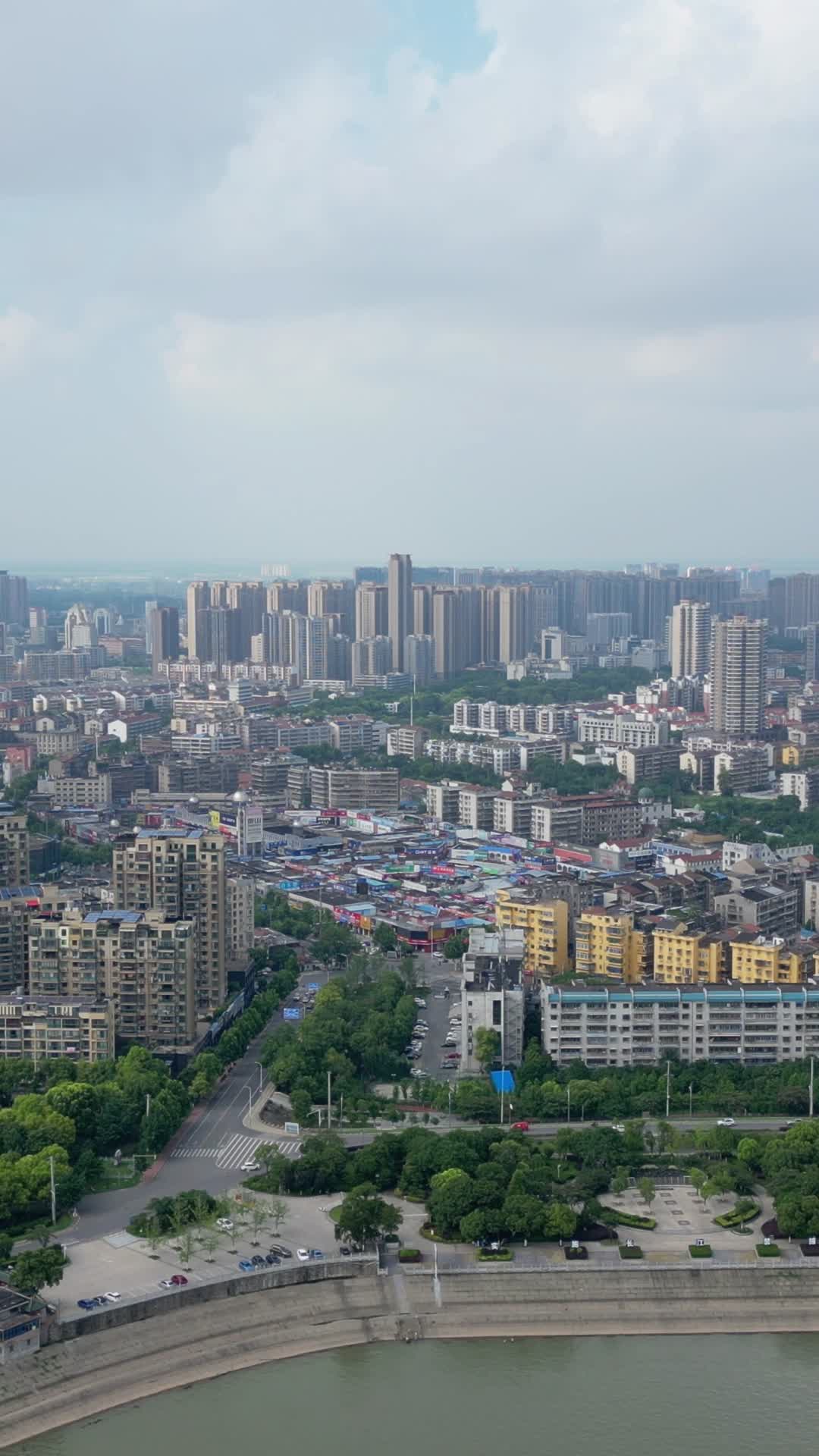 航拍湖北荆州城市建筑视频的预览图