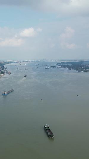 航拍湖北宜昌长江水运货船视频的预览图