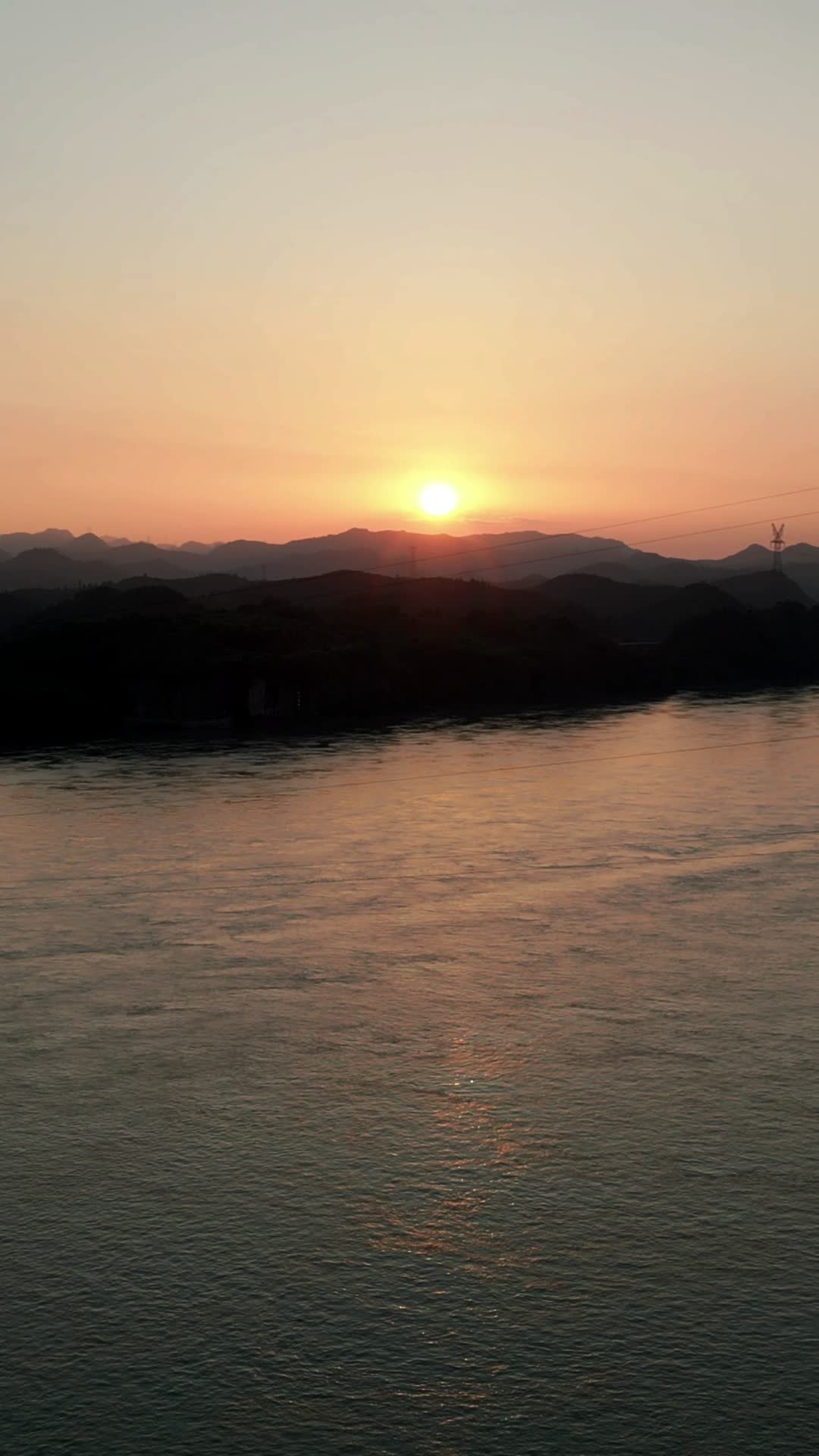航拍湖北长江日落视频的预览图
