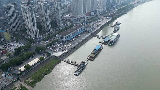 航拍湖北宜昌港三峡旅游度假区视频的预览图