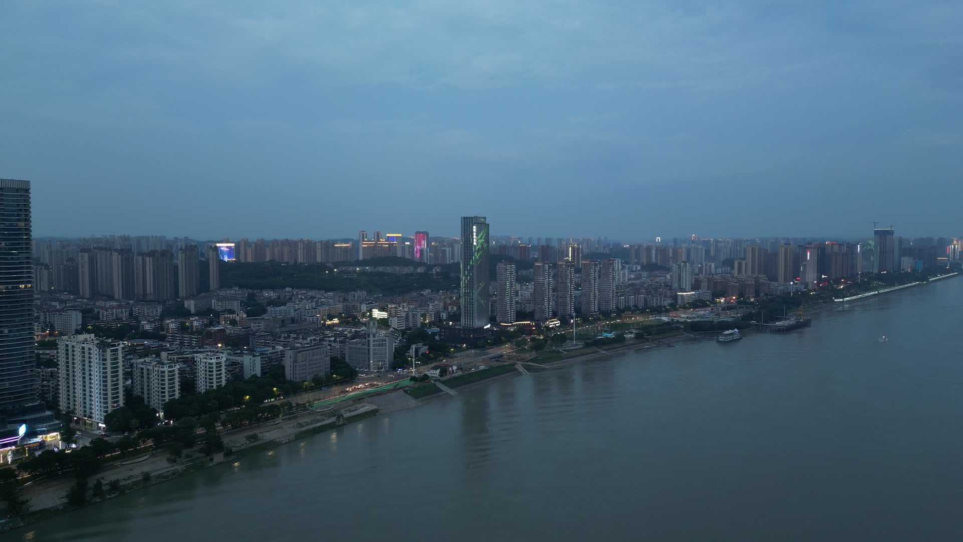 航拍湖北宜昌傍晚灯光高楼视频的预览图