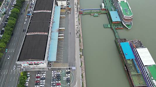 航拍湖北宜昌港码头游船视频的预览图