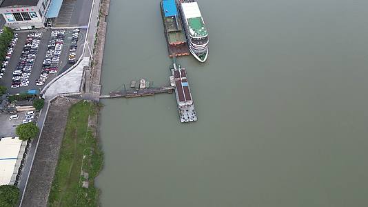 航拍湖北宜昌港码头游船视频的预览图