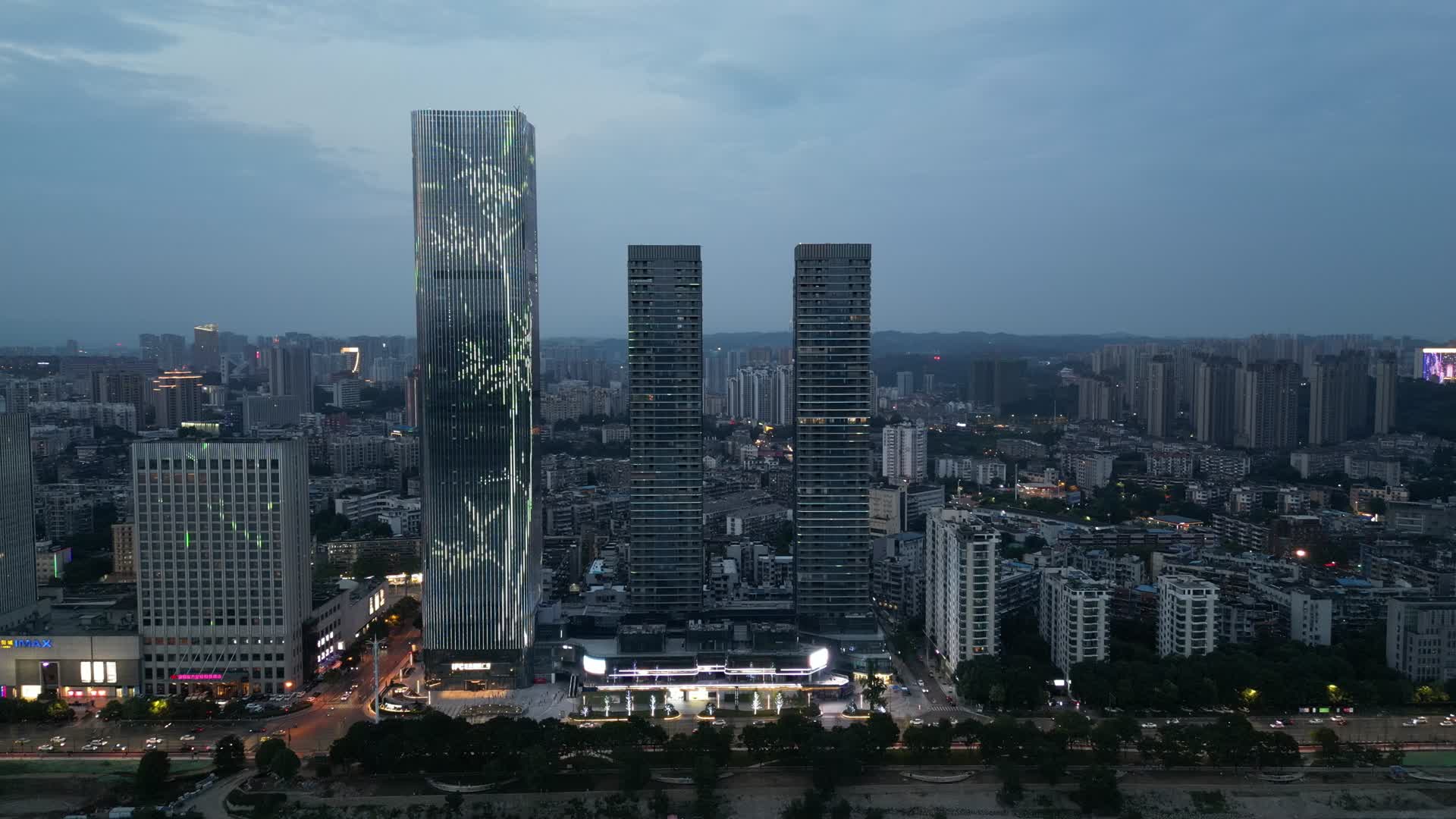 航拍湖北宜昌国际广场IFC灯光秀视频的预览图