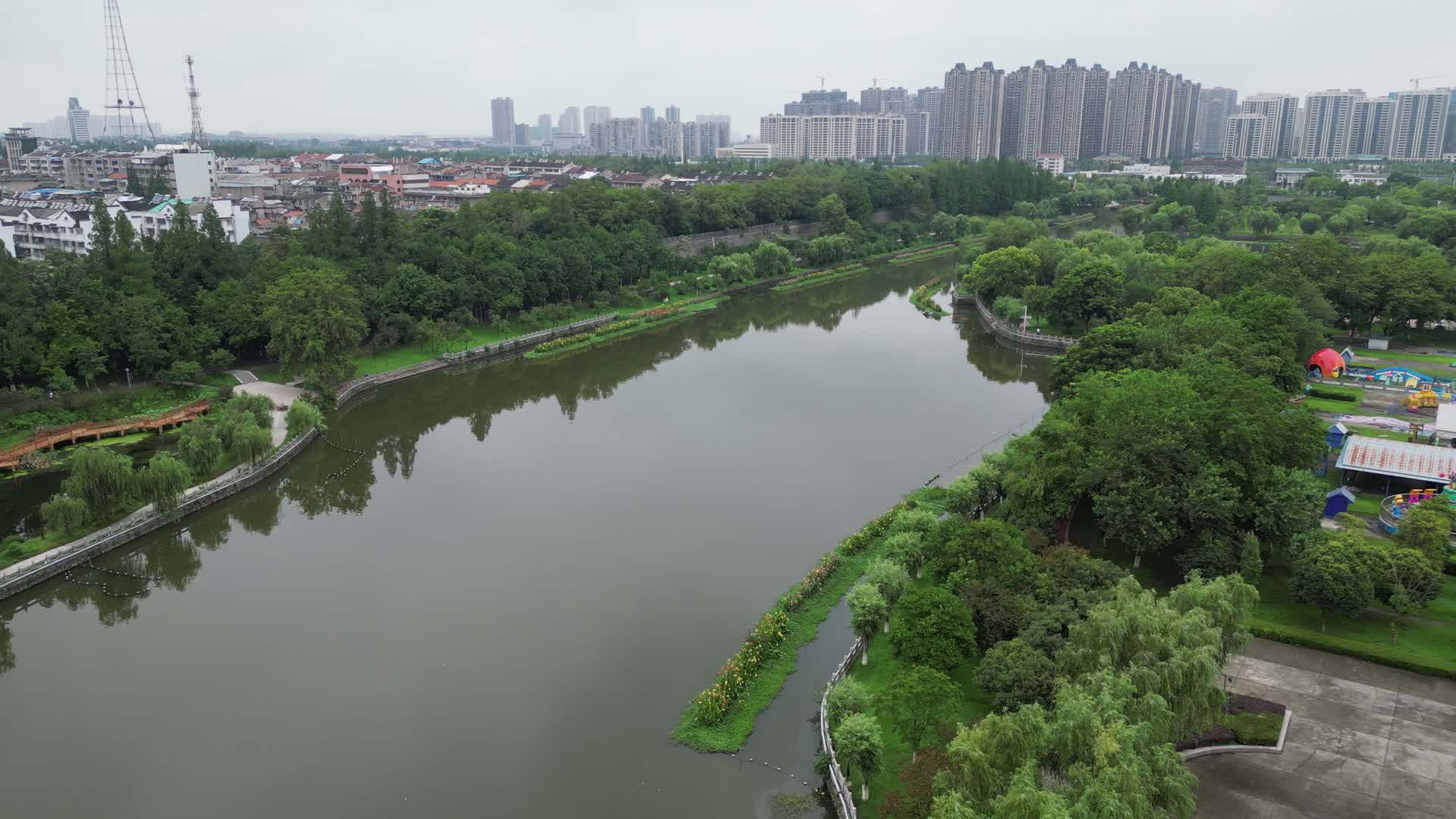 湖北荆州城市绿化植物航拍视频的预览图