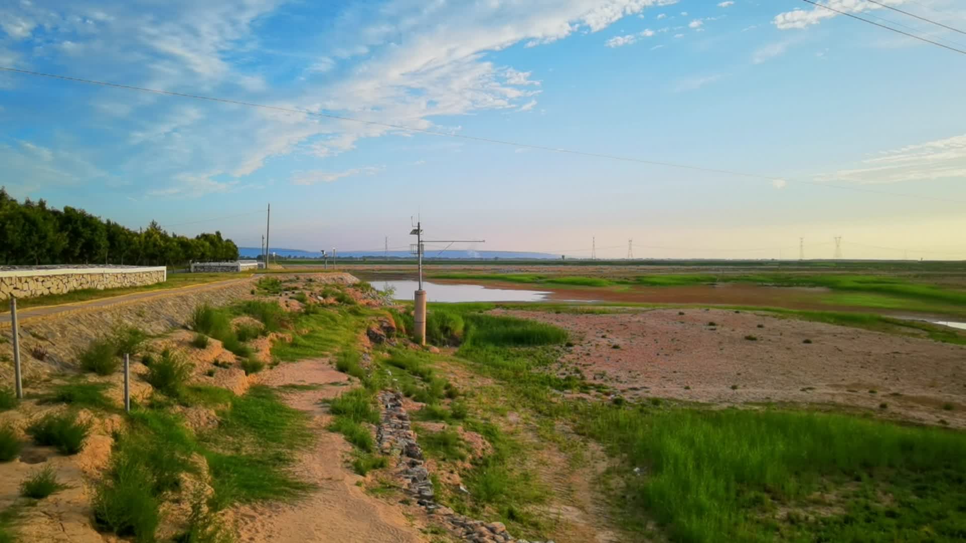 夜幕下的渭河湿地公园视频的预览图