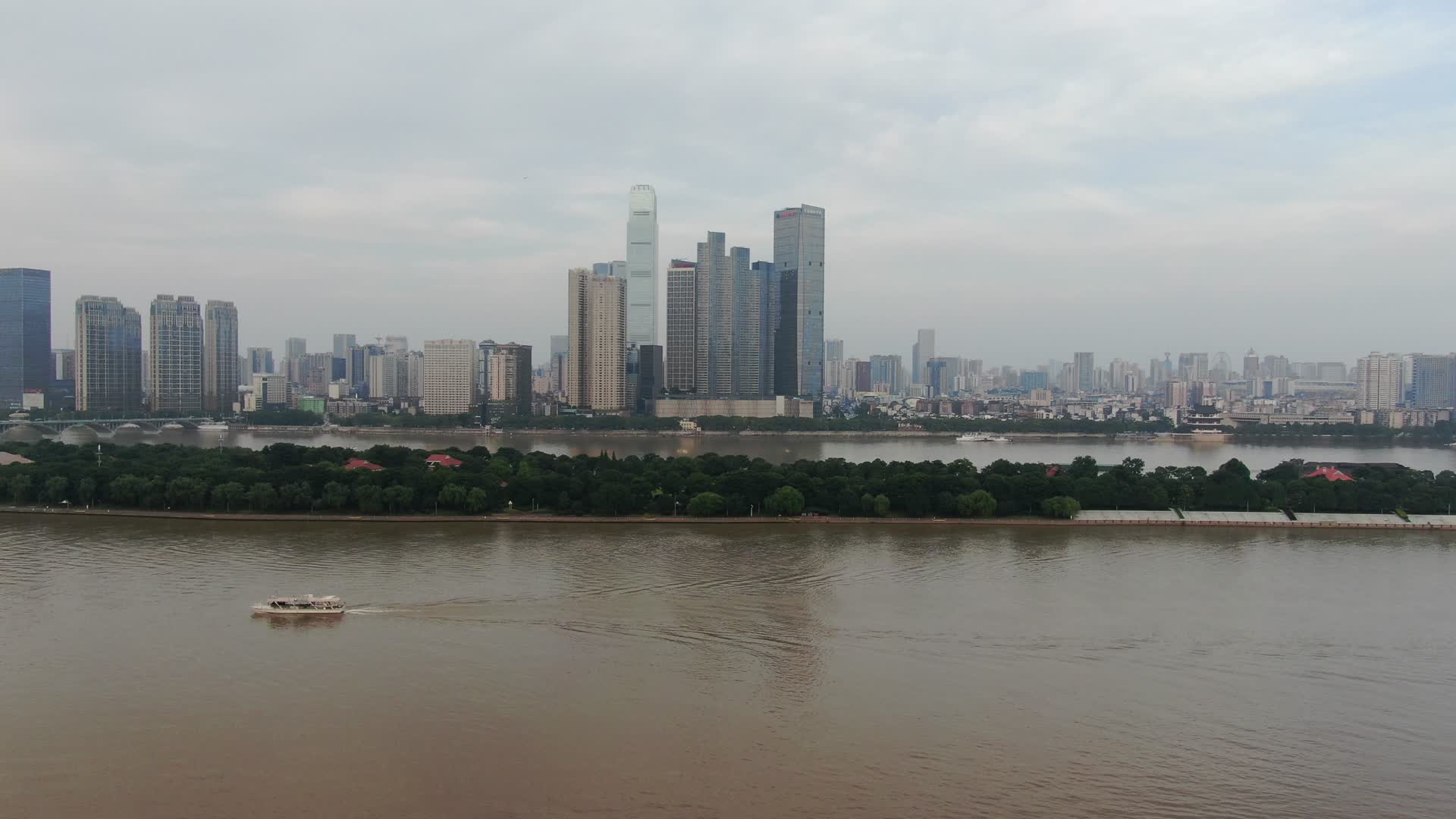 航拍湖南长沙清晨迷雾城市高楼视频的预览图