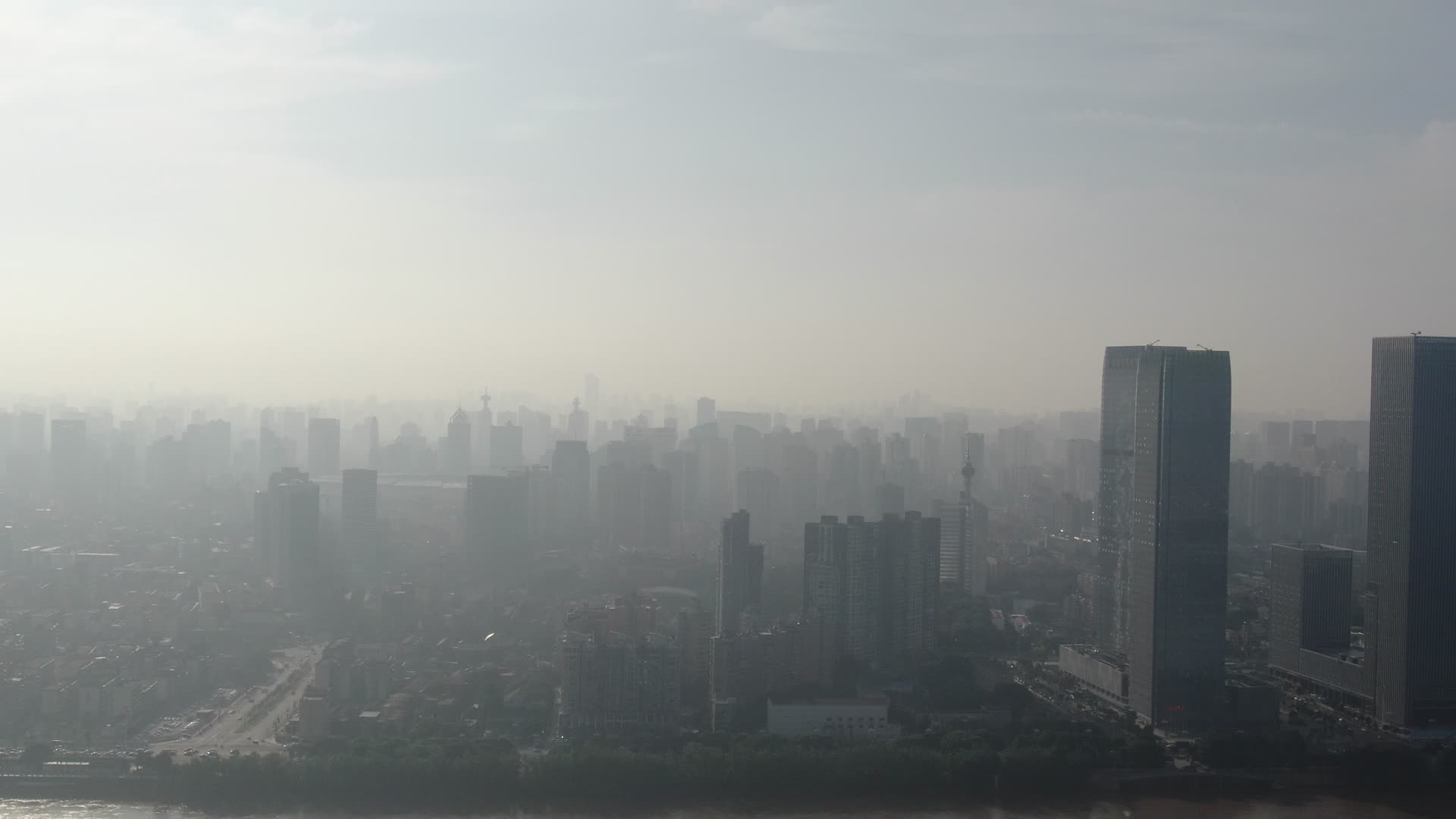 航拍湖南长沙清晨迷雾城市高楼视频的预览图