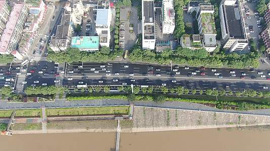 航拍湖南长沙潇湘路拥堵交通视频的预览图