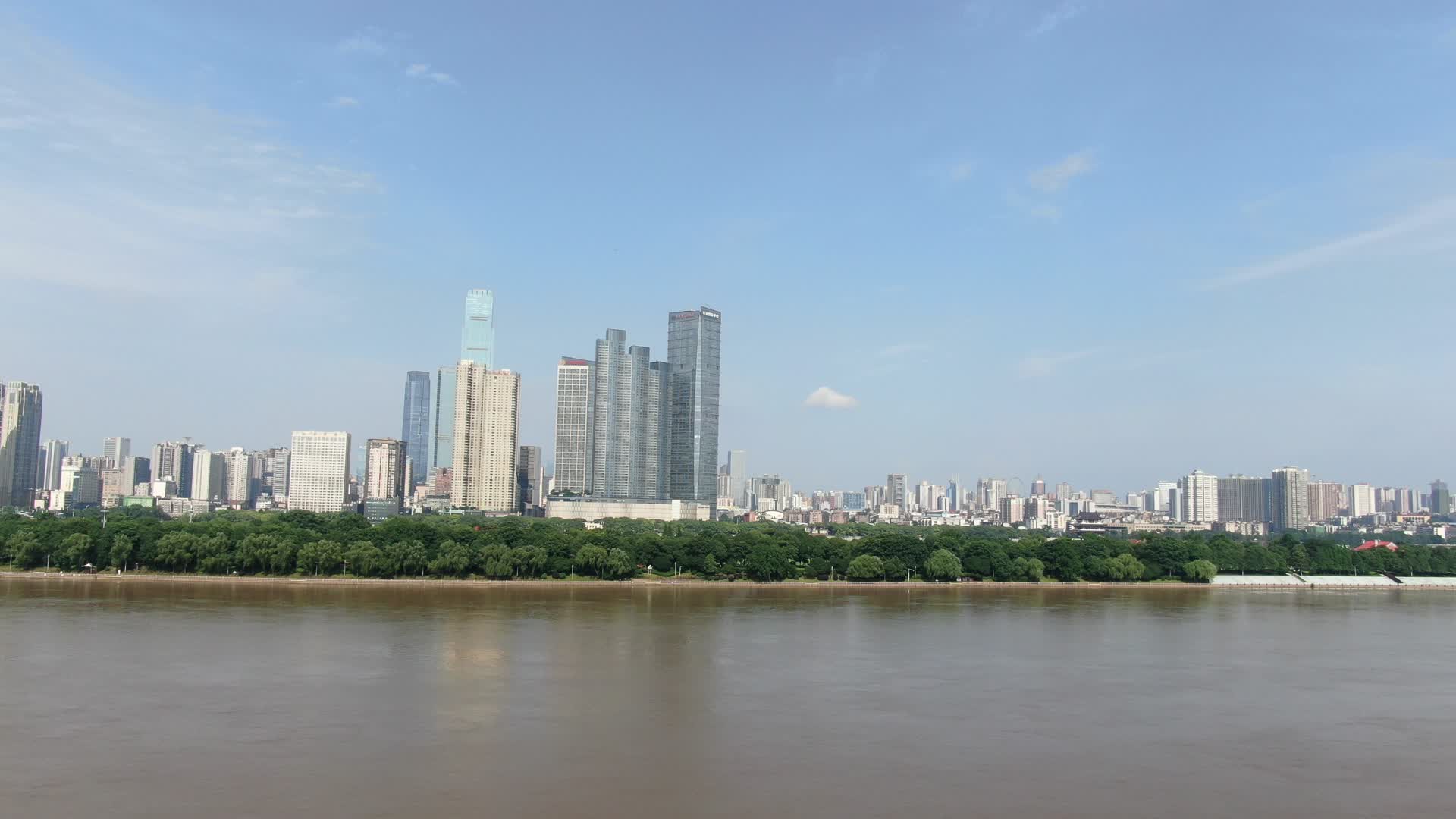 航拍湖南长沙城市地标高楼视频的预览图