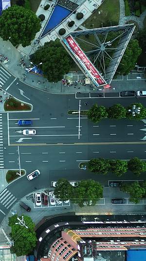 俯拍城市交通车辆行驶竖屏视频的预览图