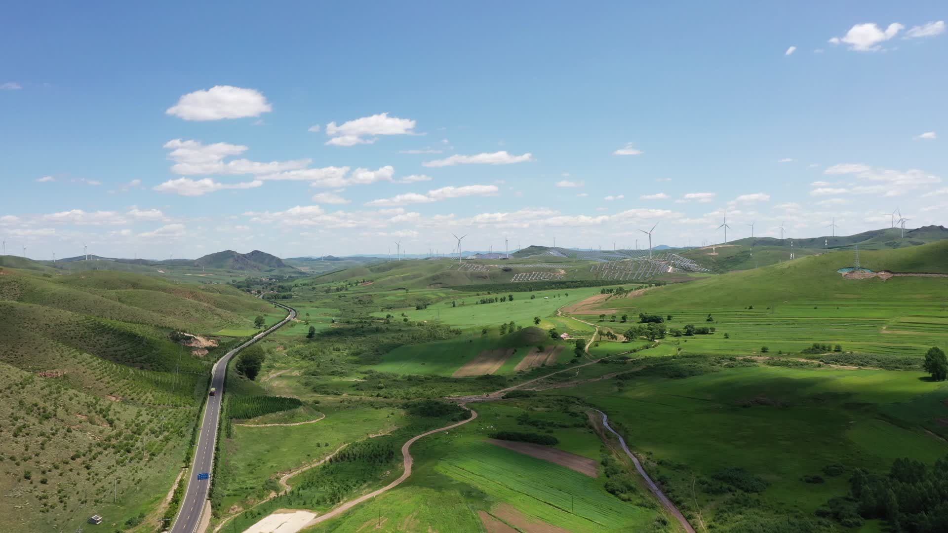 航拍丰宁坝上草原风景视频的预览图