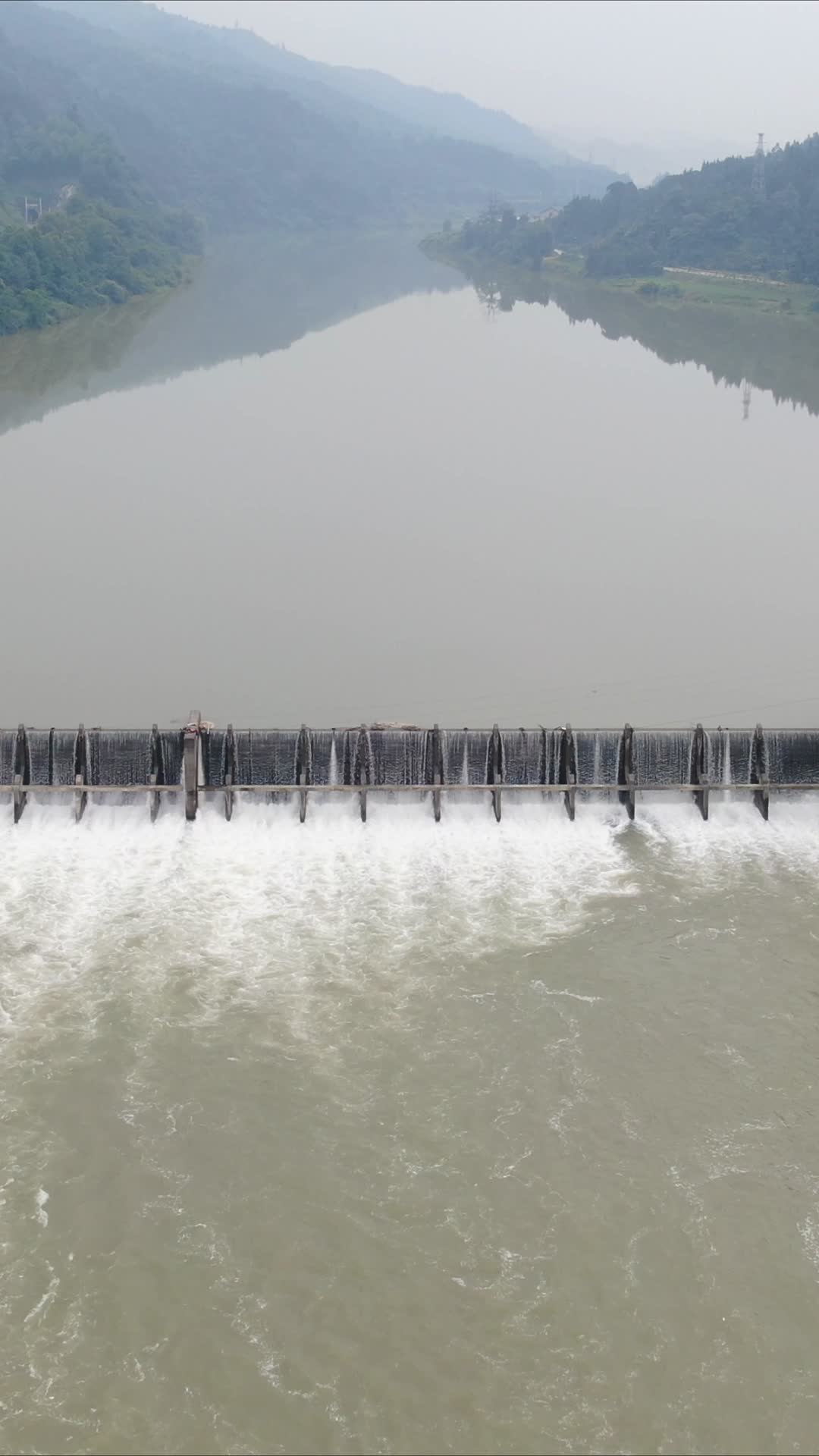 航拍河流发电站竖屏视频的预览图