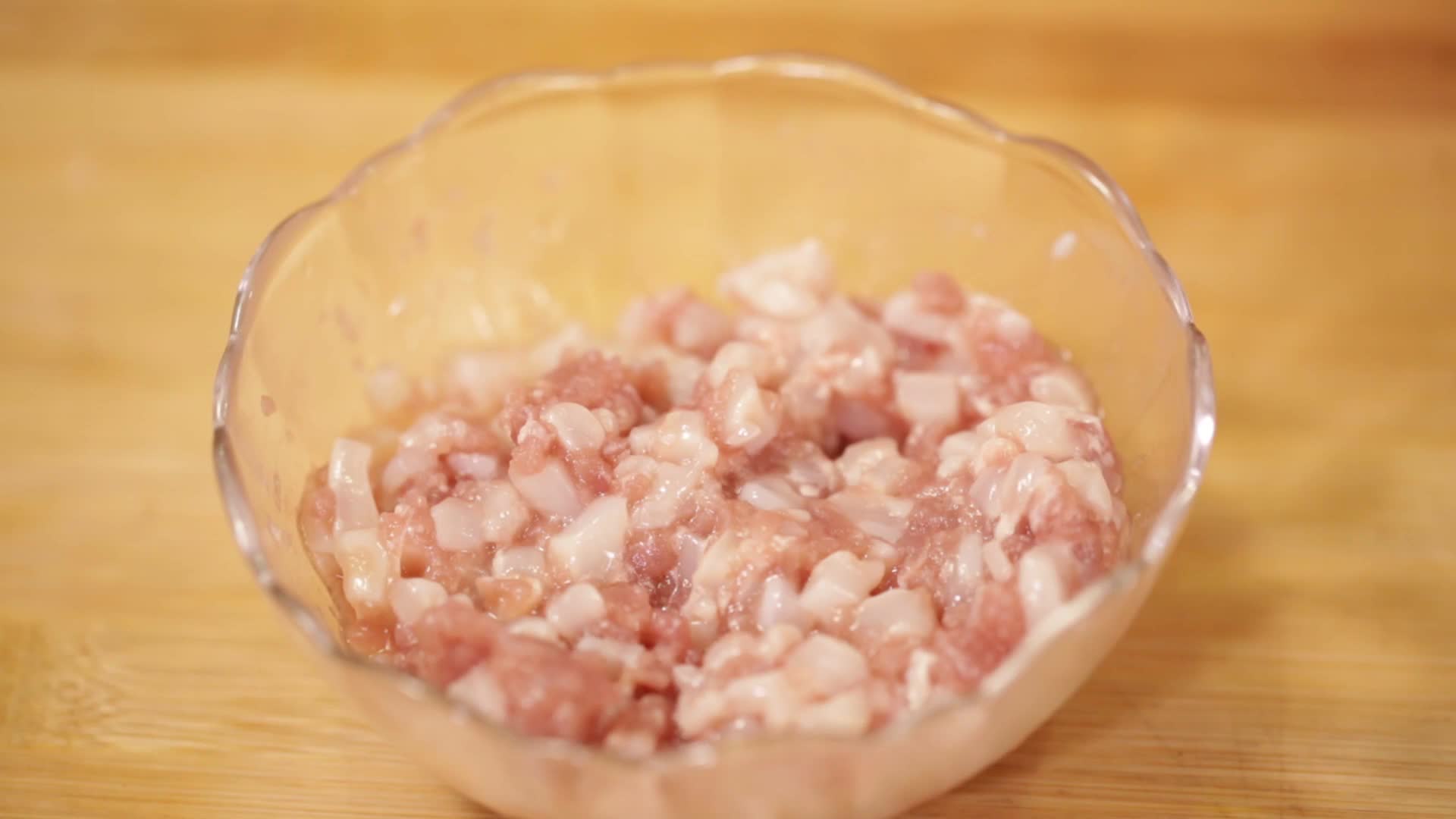 镜头合集搅拌肉馅和肉馅处理肉馅视频的预览图
