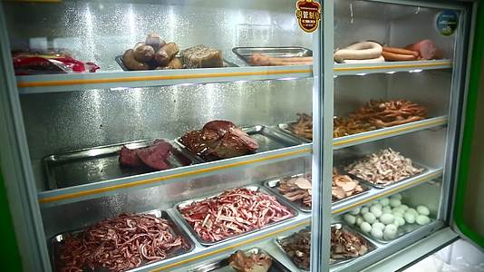 镜头合集冷柜卖各种香肠火腿肉肠视频的预览图