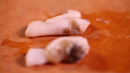 镜头合集筷子菜刀拆解蛏子内脏沙包砂囊视频的预览图