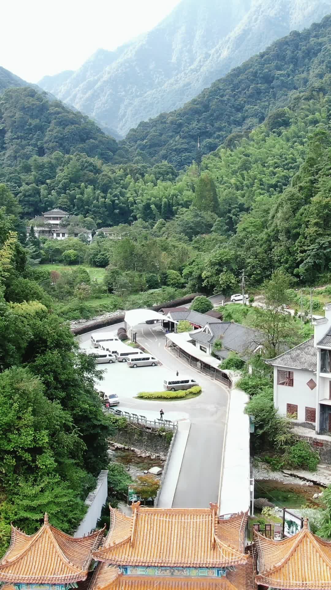 航拍贵州铜仁梵净山景区大门视频的预览图
