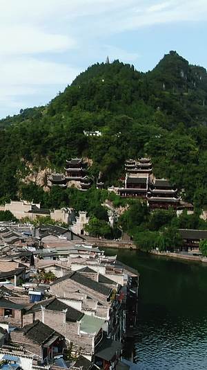 航拍贵州镇远古城青龙洞贴崖古建筑视频的预览图