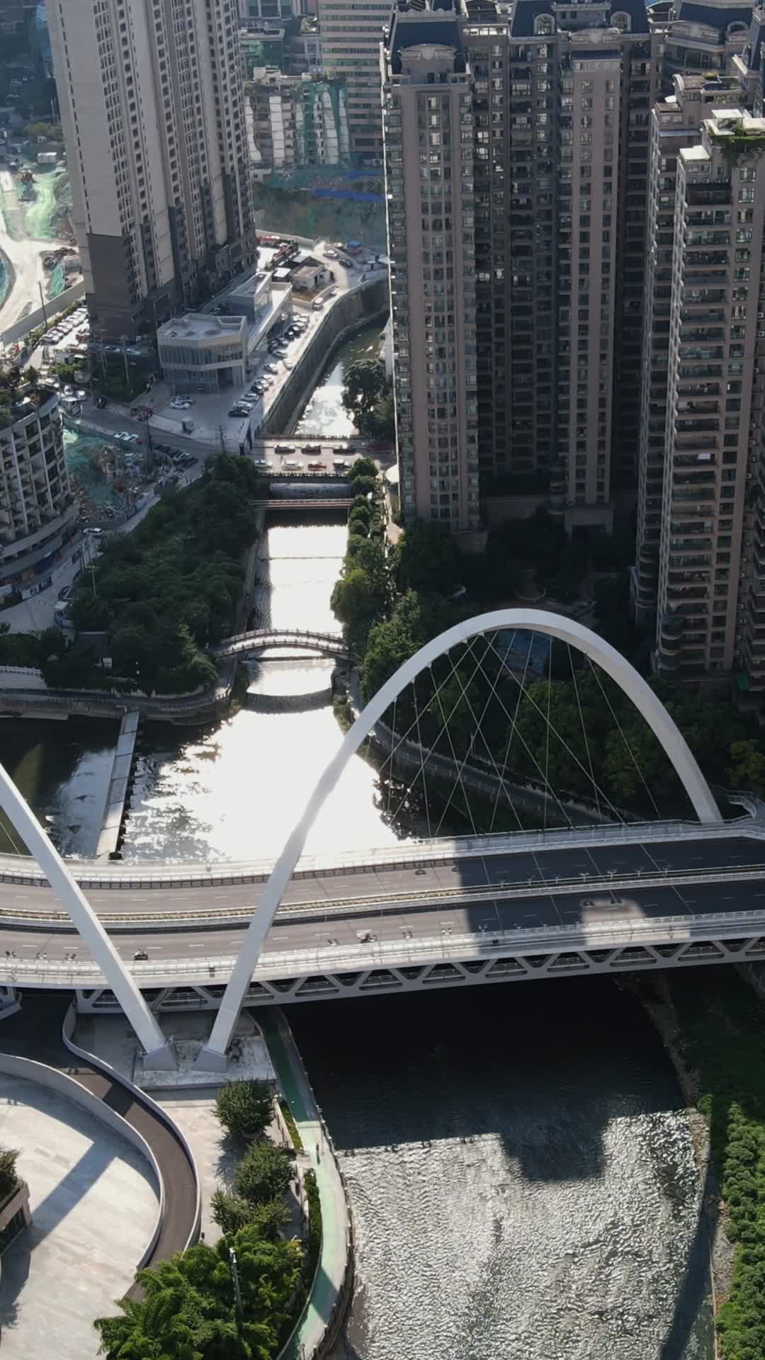航拍贵州贵阳筑城广场大桥视频的预览图