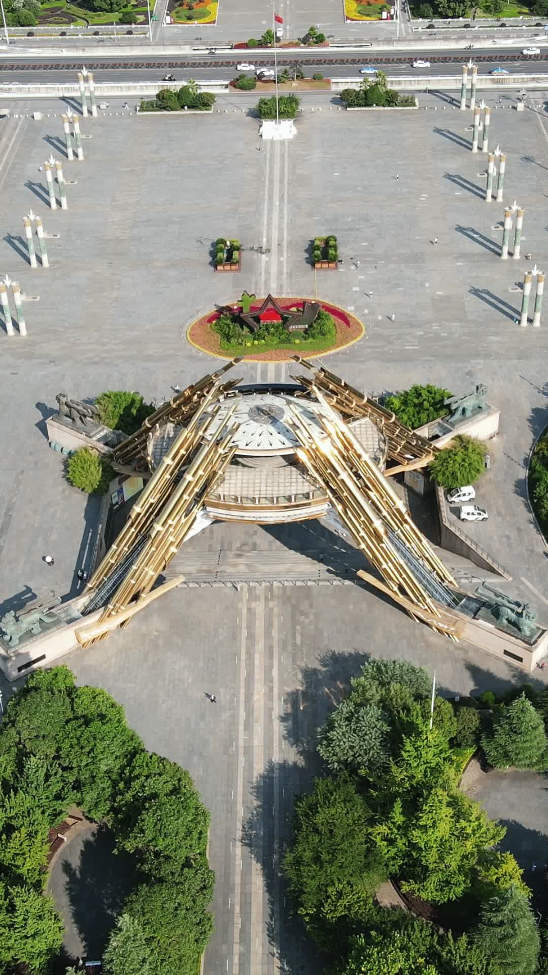 航拍贵州贵阳筑城广场视频的预览图