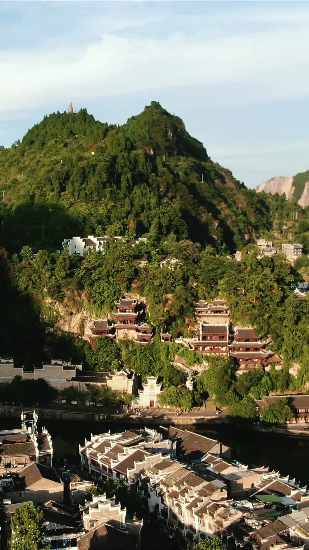 航拍贵州镇远古城青龙洞贴崖古建筑视频的预览图