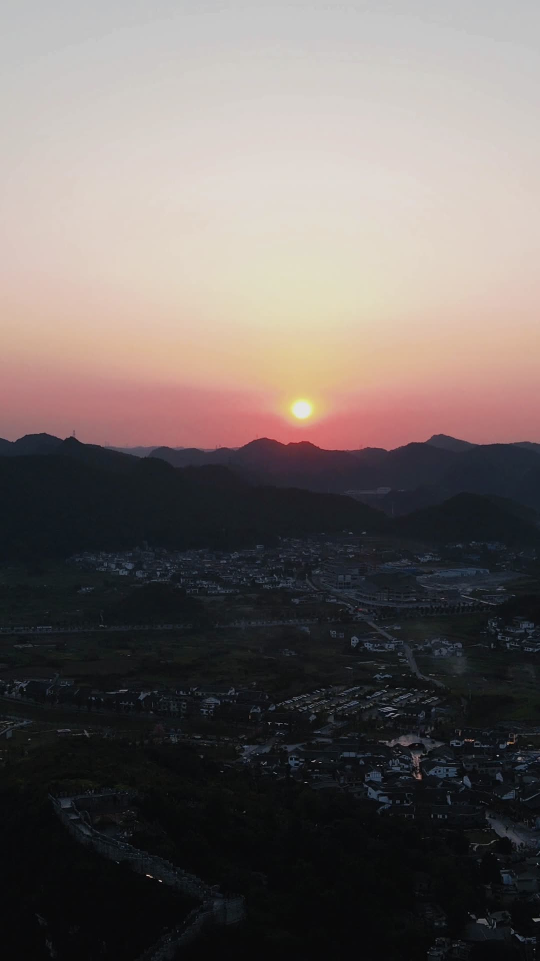 航拍贵州贵阳青岩古镇日落视频的预览图