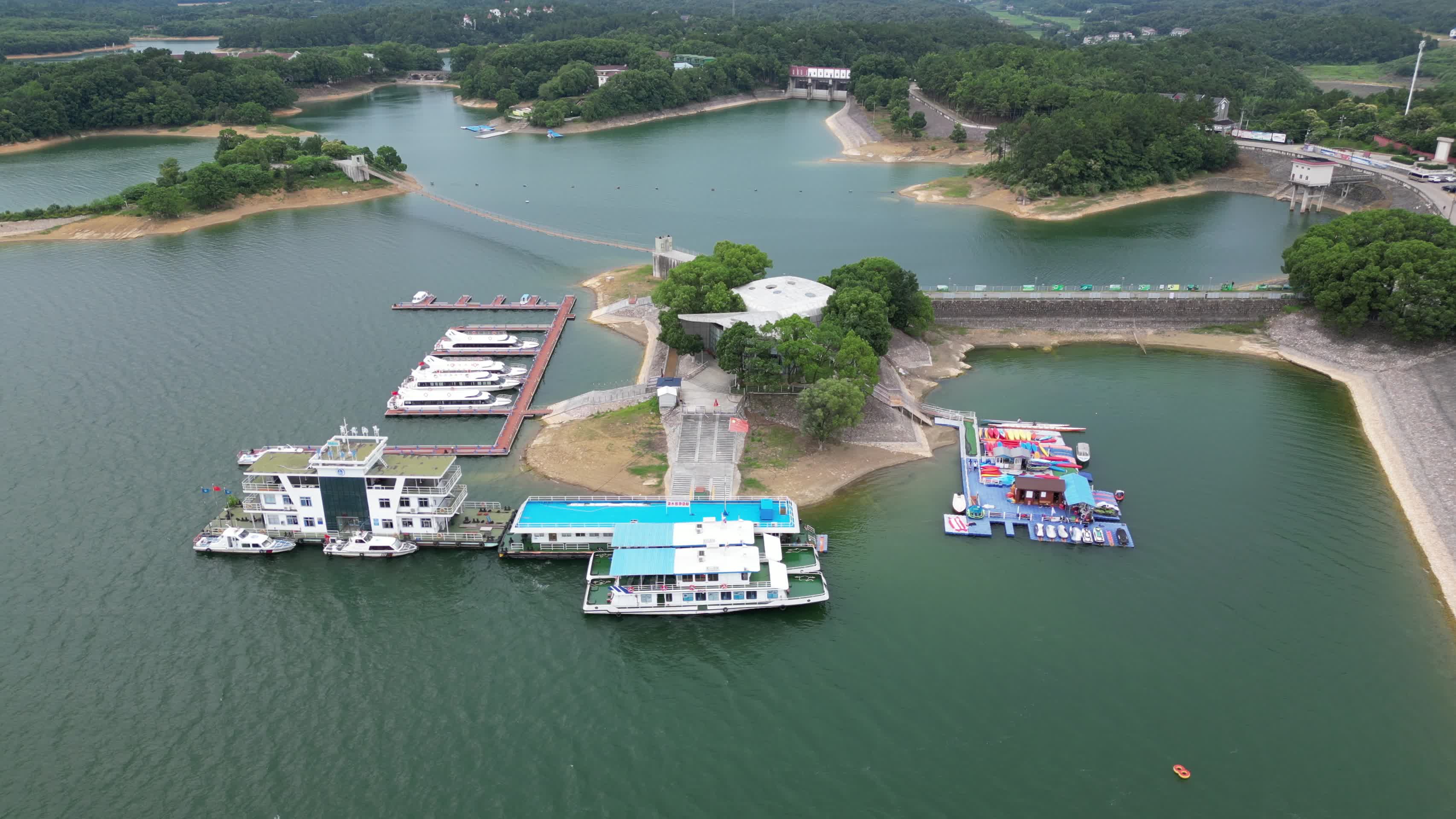 旅游景区湖北洈水4A景区游船码头视频的预览图