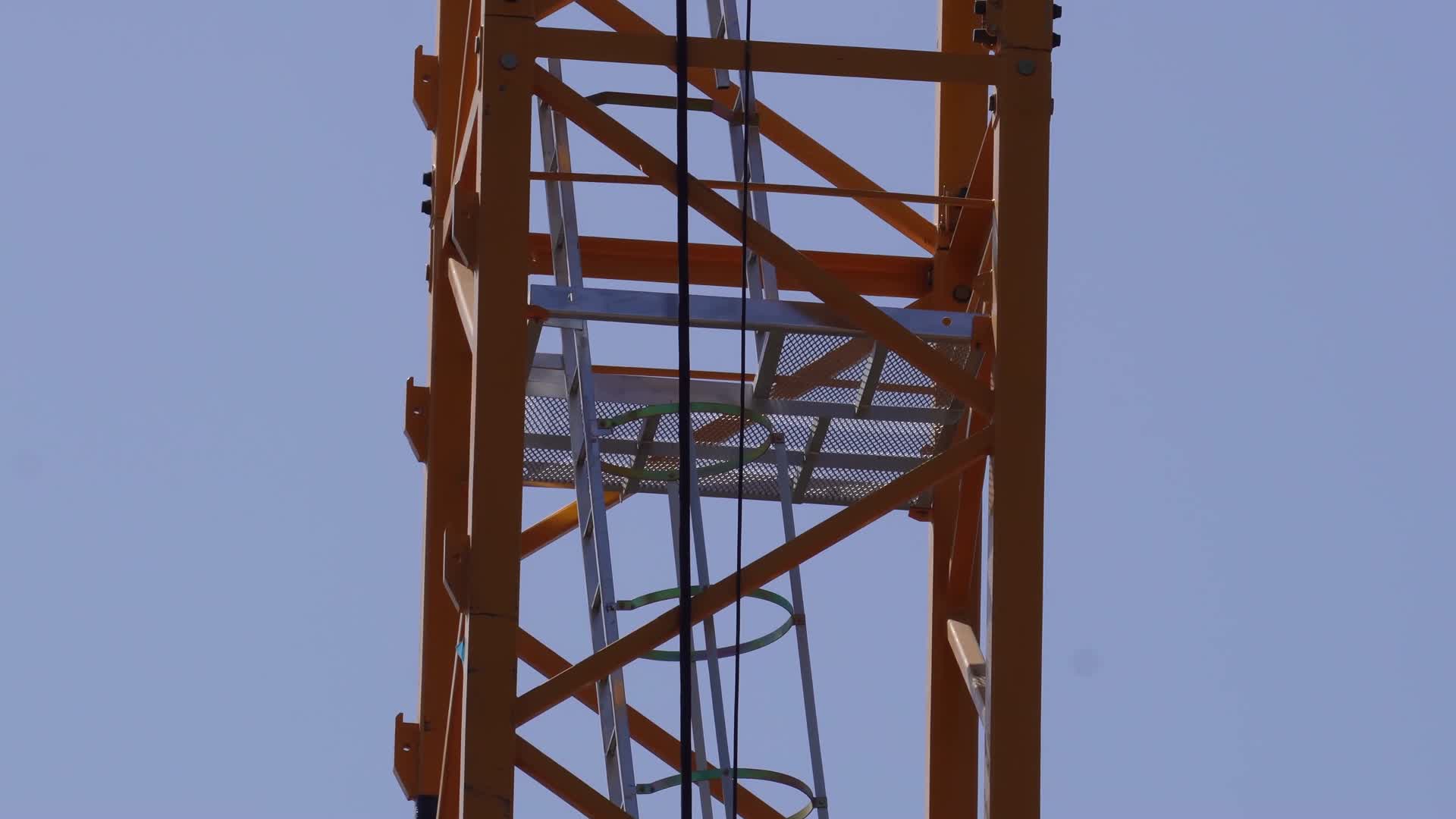 镜头合集塔吊老吊吊车施工工地建筑视频的预览图