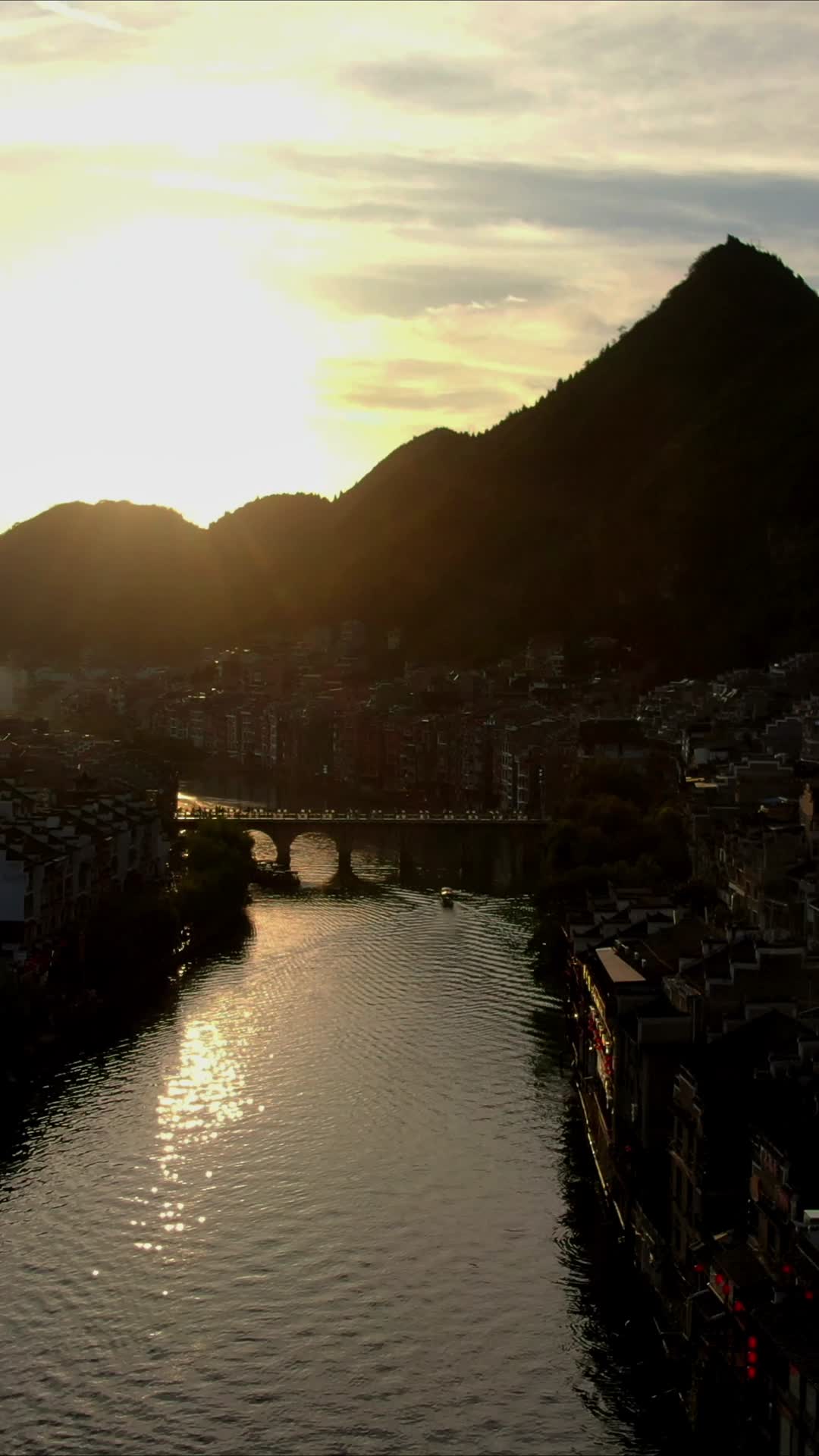 航拍贵州镇远古城日落视频的预览图