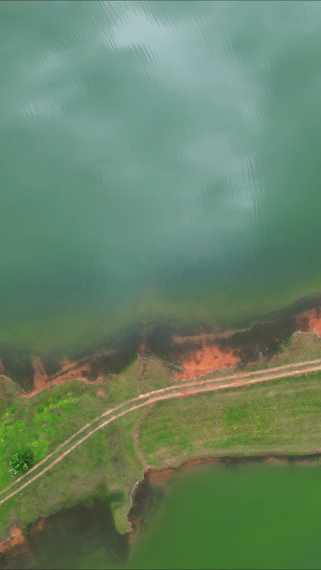 俯拍蓝色湖泊岛屿唯美竖屏视频的预览图